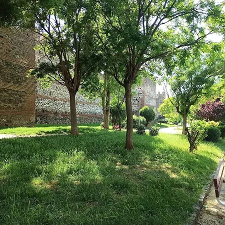 New With Backyard * 塞萨洛尼基