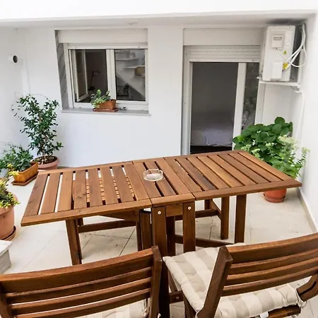 New With Backyard * 塞萨洛尼基